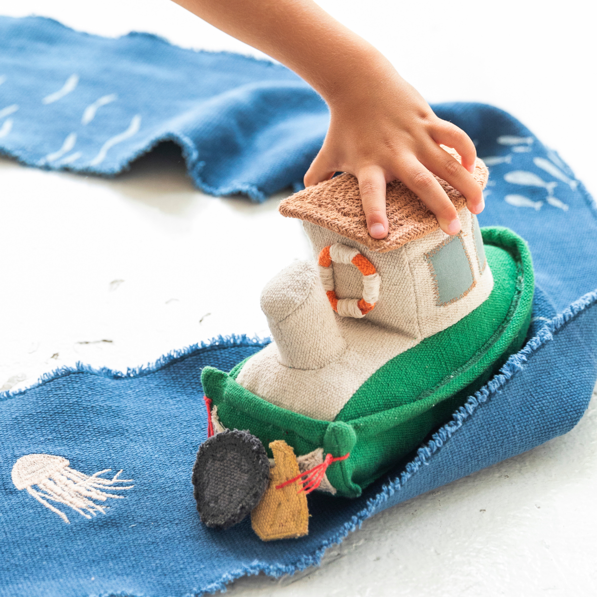Ride & Roll Sea Clean Up Boat – Educatieve speelbaan met boot – 4 meter – Lorena Canals