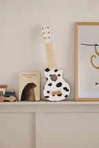 Houten Speelgoed gitaar - Koeienprint - Black White - FSC Gecertificeerd - Kid’s Concept - Kid's Concept - productfoto - afbeelding 2