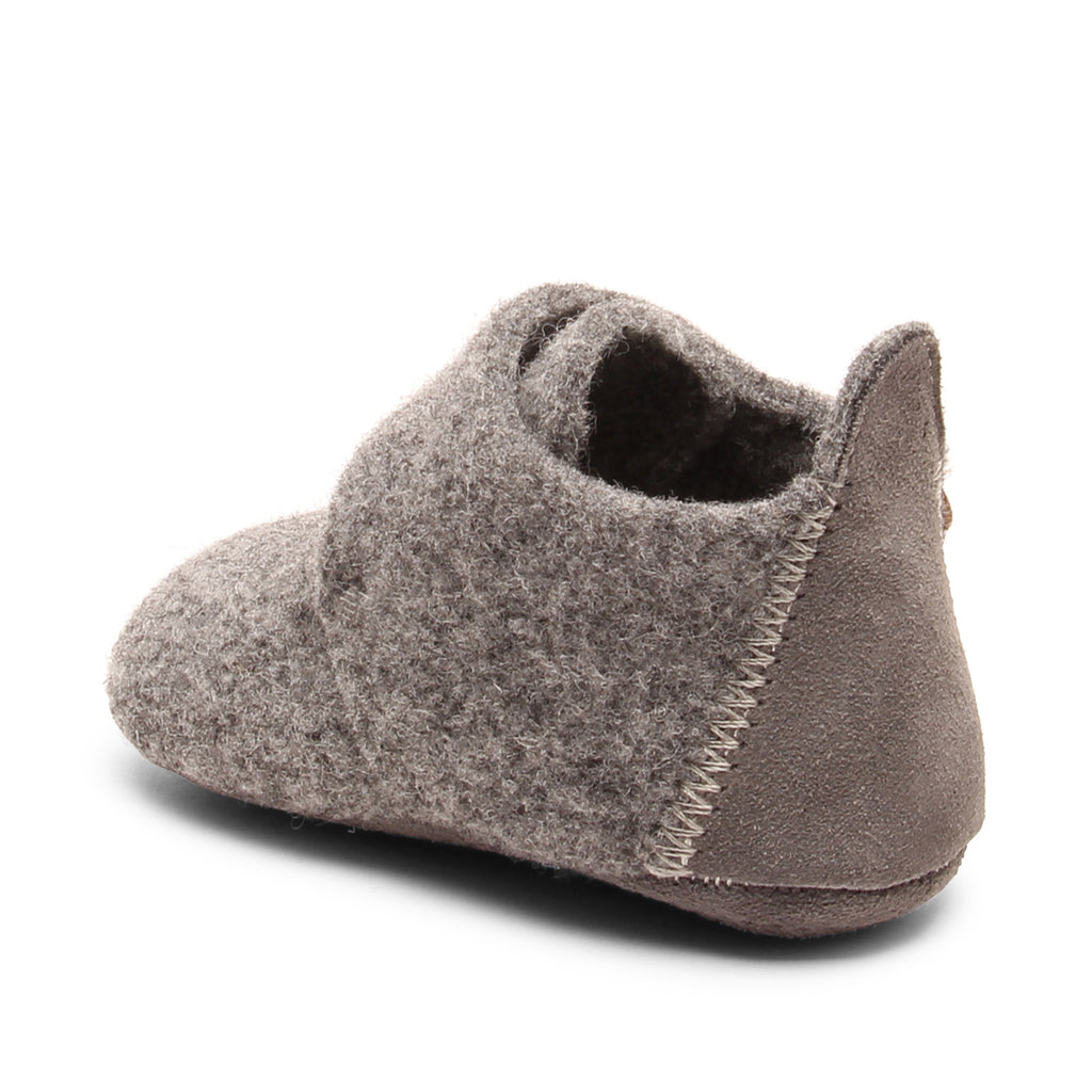 Baby Wool Grey – Babyhausschuhe aus Wolle – Bisgaard: Schühchen schräg von hinten.
