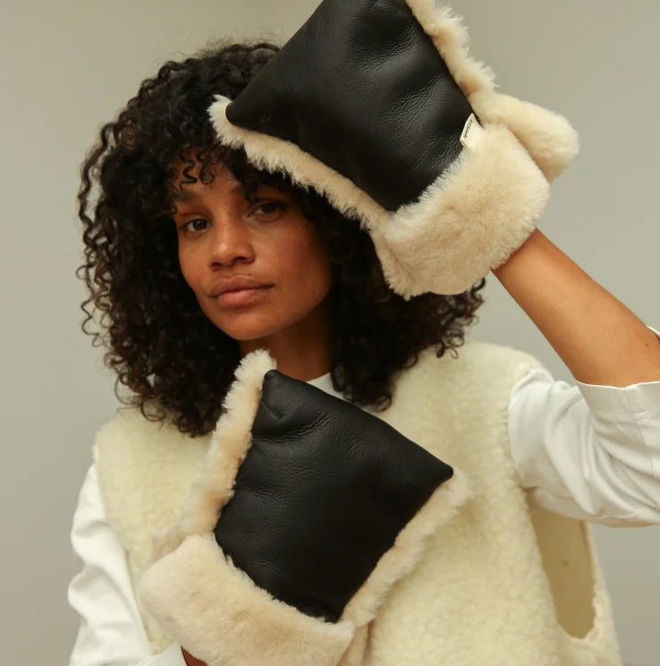 Stroller Mittens made of Merino Sheepskin - Noir + Milk - BINIBAMBA