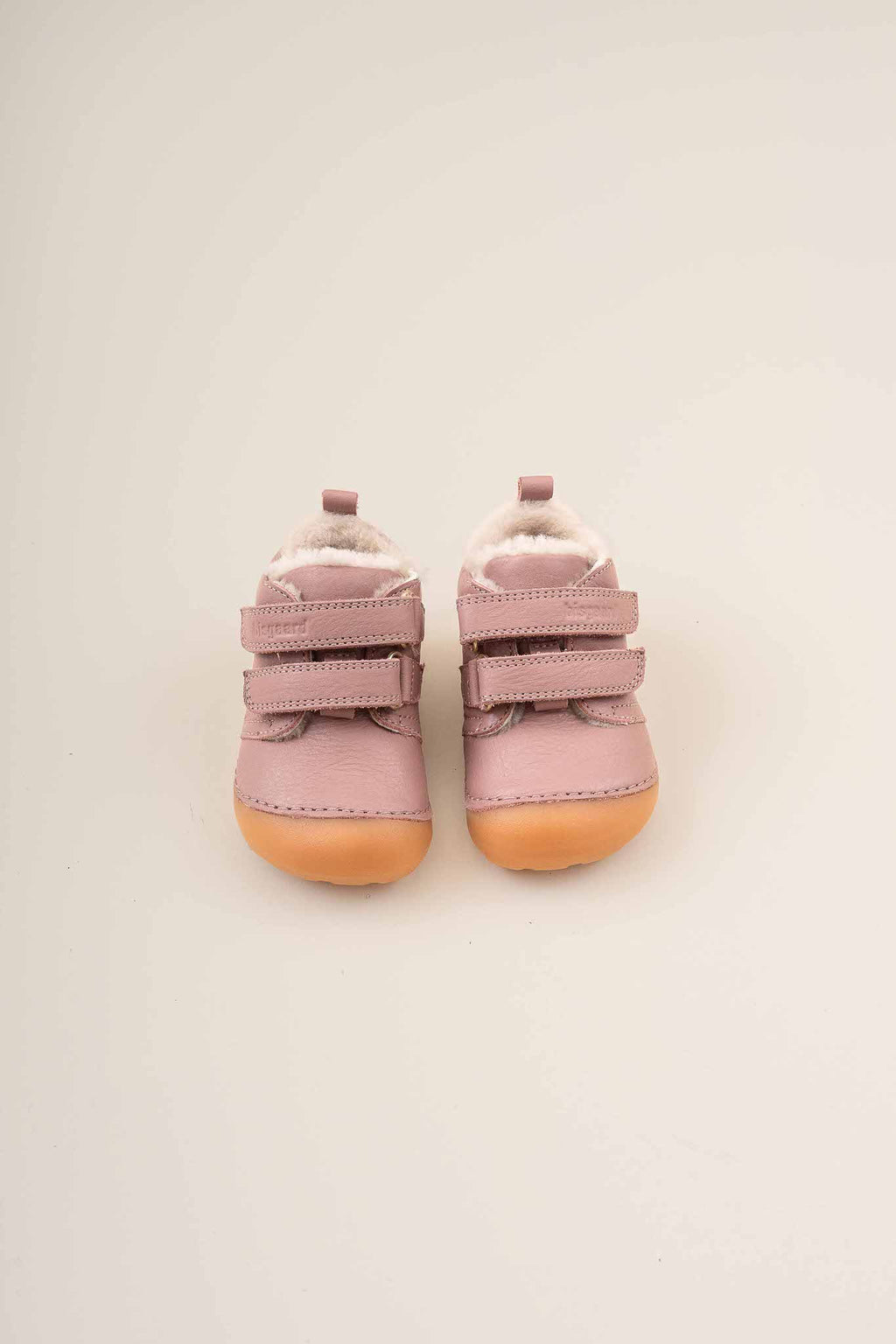 Barefoot Carter Lamb – Rose – Bisgaard: two shoes side by side.