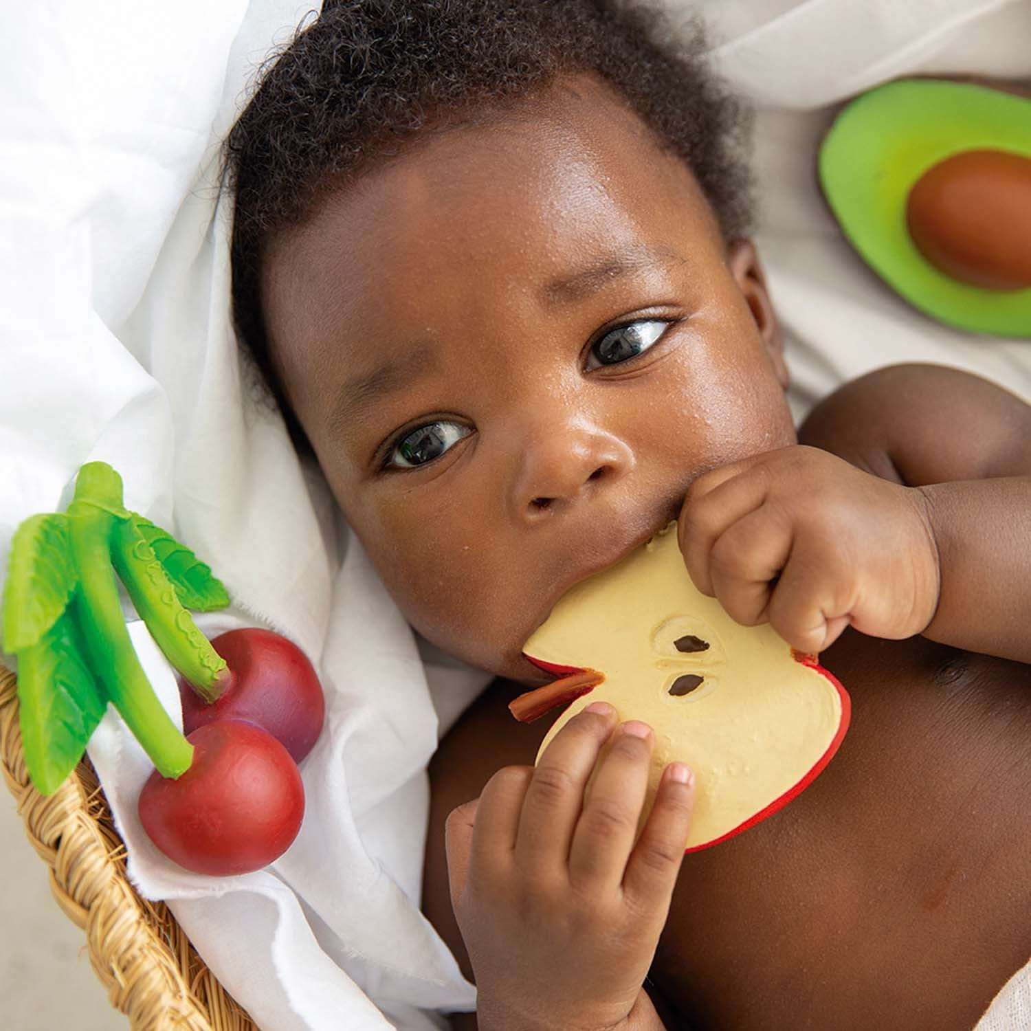 Bijtring & badspeeltje Pepita the Apple - Natuurrubber - Oli & Carol - productfoto - afbeelding 6