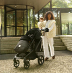 Noir Puffmuff – Luxuriöser schwarzer Kinderwagenfußsack aus Merino-Lammfell – BINIBAMBA