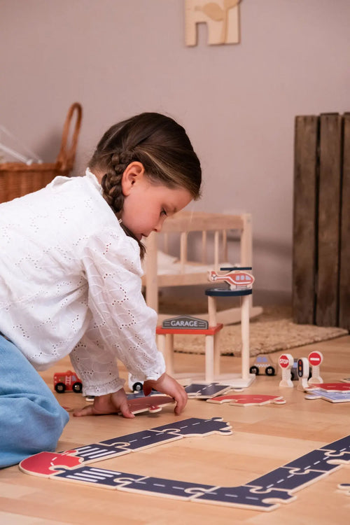 Auto's op de Weg – Egmont Toys: Kind beim Spielen mit der hölzernen Autobahn.