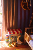 Brede Strepen Bordeaux Blauw – Atelier Chien: wallpaper in a kids' room with a red curtain.