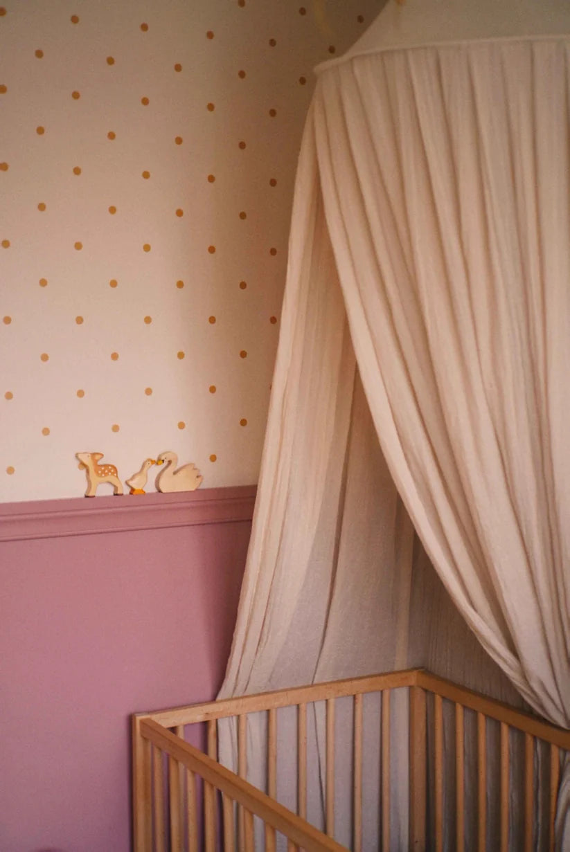 Polkadot Mini Okergeel – Vliesbehang met kleine stippen voor de baby- en kinderkamer – Atelier Chien