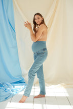 The Boyfriend Jeans Light Blue – Comfortable maternity jeans with adjustable belly band – Atelier Melon