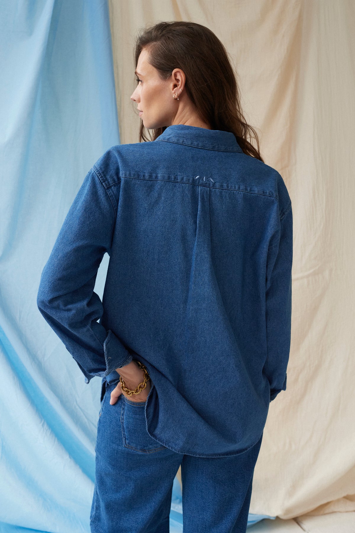 The Shirt Dark Denim – Oversized Umstandsbluse – 100% Baumwolle – Verdeckte Reißverschlüsse – Atelier Melon