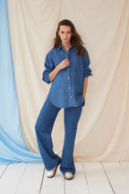 The Shirt Dark Denim – Oversized zwangerschapsblouse – 100% katoen – Verborgen ritsen – Atelier Melon