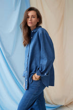 The Shirt Dark Denim – Oversized zwangerschapsblouse – 100% katoen – Verborgen ritsen – Atelier Melon
