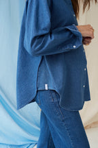 The Shirt Dark Denim – Oversized zwangerschapsblouse – 100% katoen – Verborgen ritsen – Atelier Melon