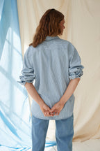 The Shirt Stripe Denim – Chemise de grossesse oversize rayée – 100 % coton – Zips dissimulés – Atelier Melon
