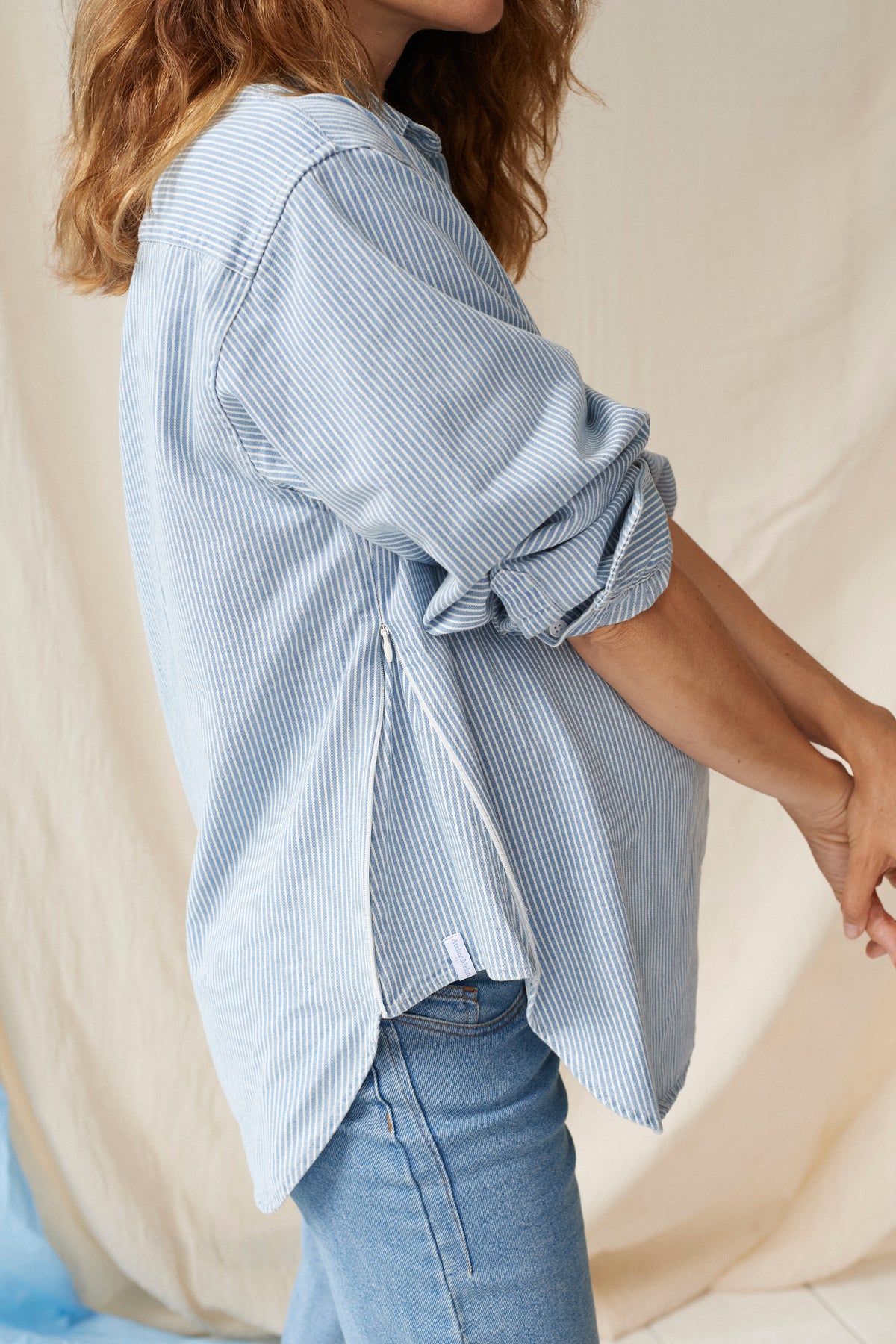 The Shirt Stripe Denim – Gestreifte Oversized-Umstandsbluse – 100% Baumwolle – Verdeckte Reißverschlüsse – Atelier Melon