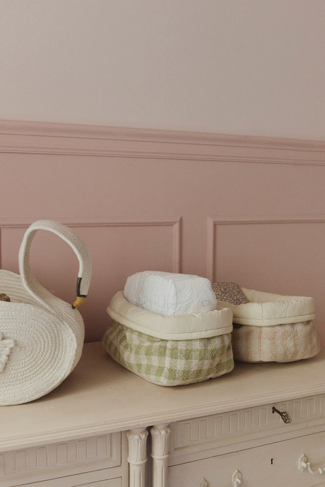 Quilted Basket – Gewatteerde opbergmand – Matcha & Rose – 30 × 20 × 20 cm – Lorena Canals
