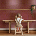Kariertes Quilt Bordeauxrot – Atelier Chien: Tapete hinter einem Kind an einem Holztisch.