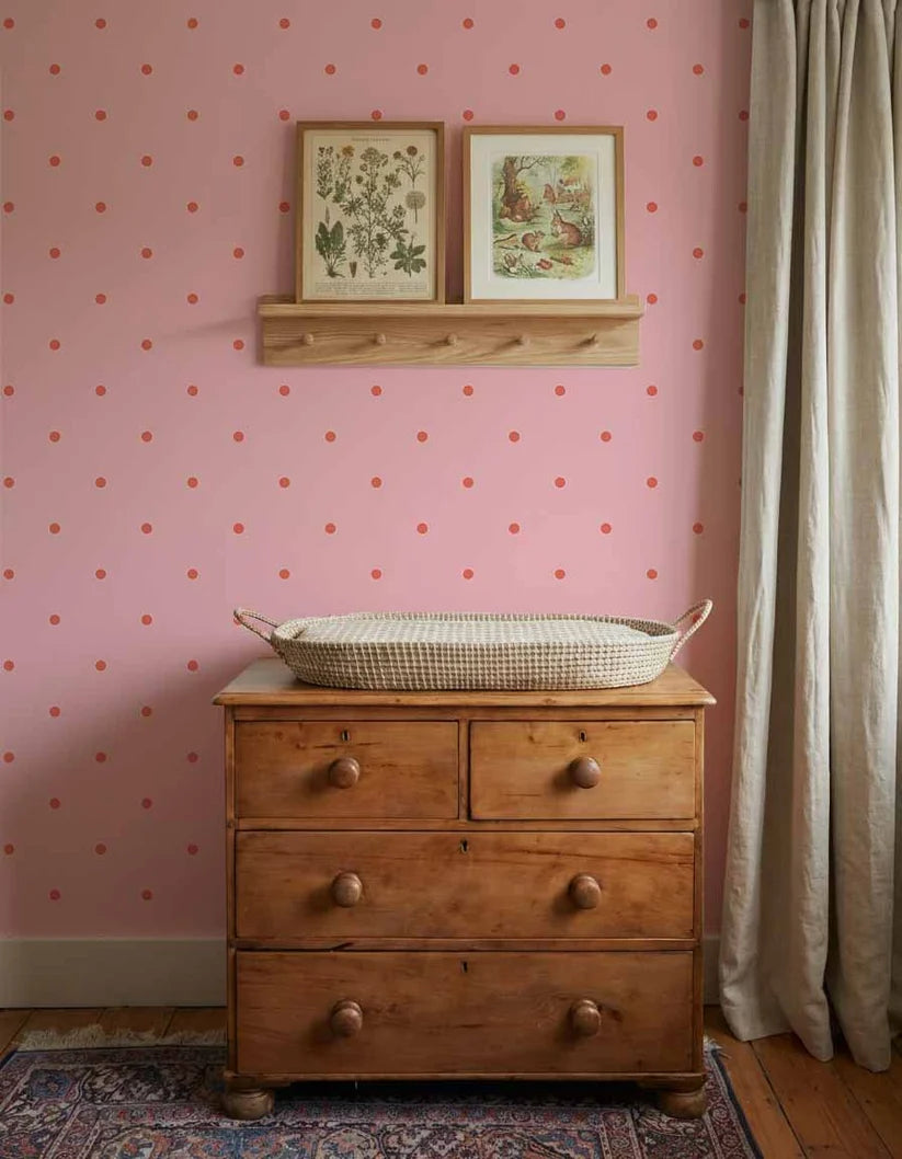 Polkadot Maxi Roze Rood – Vliesbehang met grote stippen voor de baby- en kinderkamer – Atelier Chien
