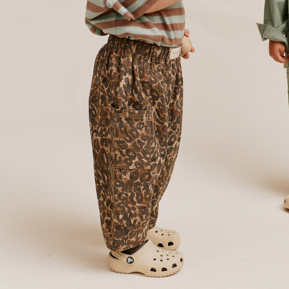 Emerson Leopard Trouser – Leopard oversized pants – 100% Organic Cotton – Claude & Co