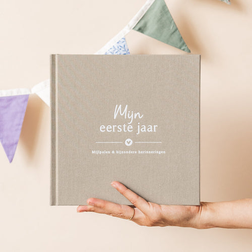 Baby invulboekje - Mijn eerste jaar - Linnen taupe - Fyllbooks - productfoto - afbeelding 2