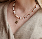 Pearly Caramel Adult Necklace – Collier femme avec perles d'eau douce et ambre caramel – Nirrimis