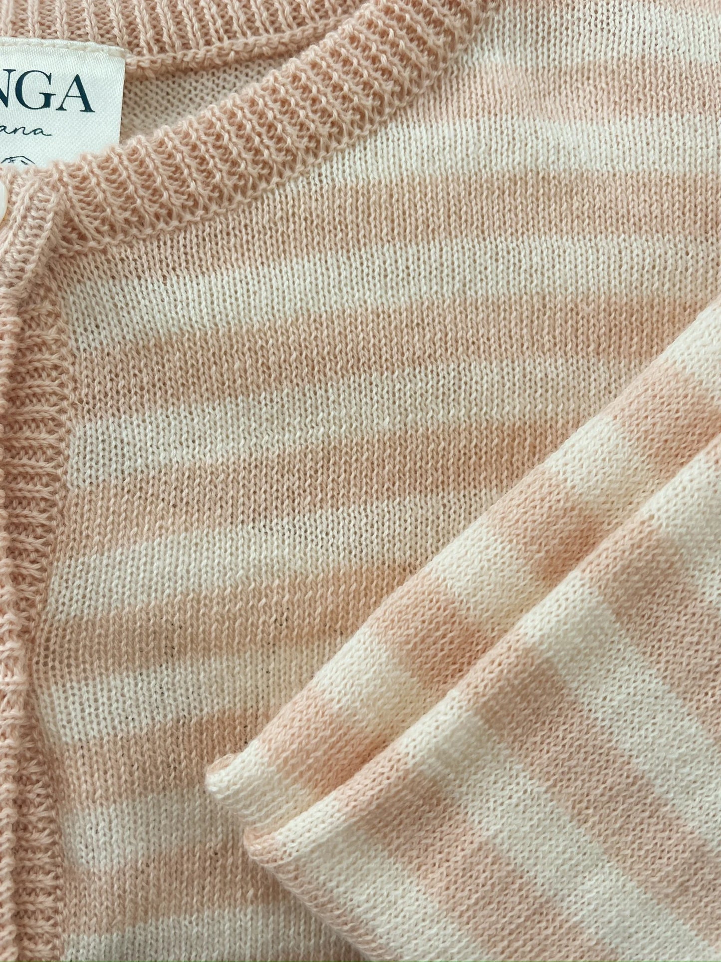 Venti Knit Cardigan - Cameo Rose - Fijngebreid Vestje - Biologisch Katoen - GOTS - Konges Sløjd - close up