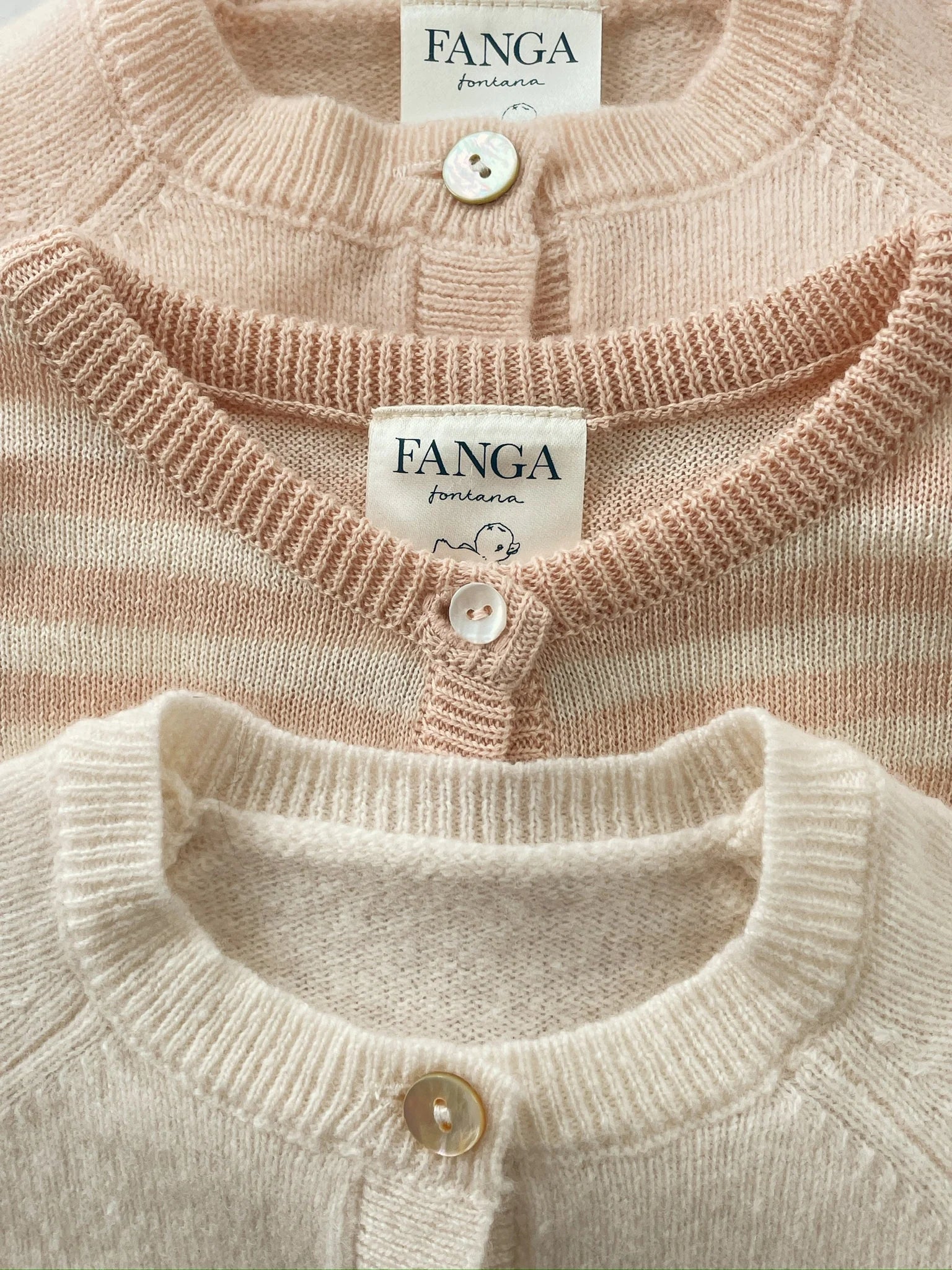 Venti Knit Cardigan - Cameo Rose - Fijngebreid Vestje - Biologisch Katoen - GOTS - Konges Sløjd - close up