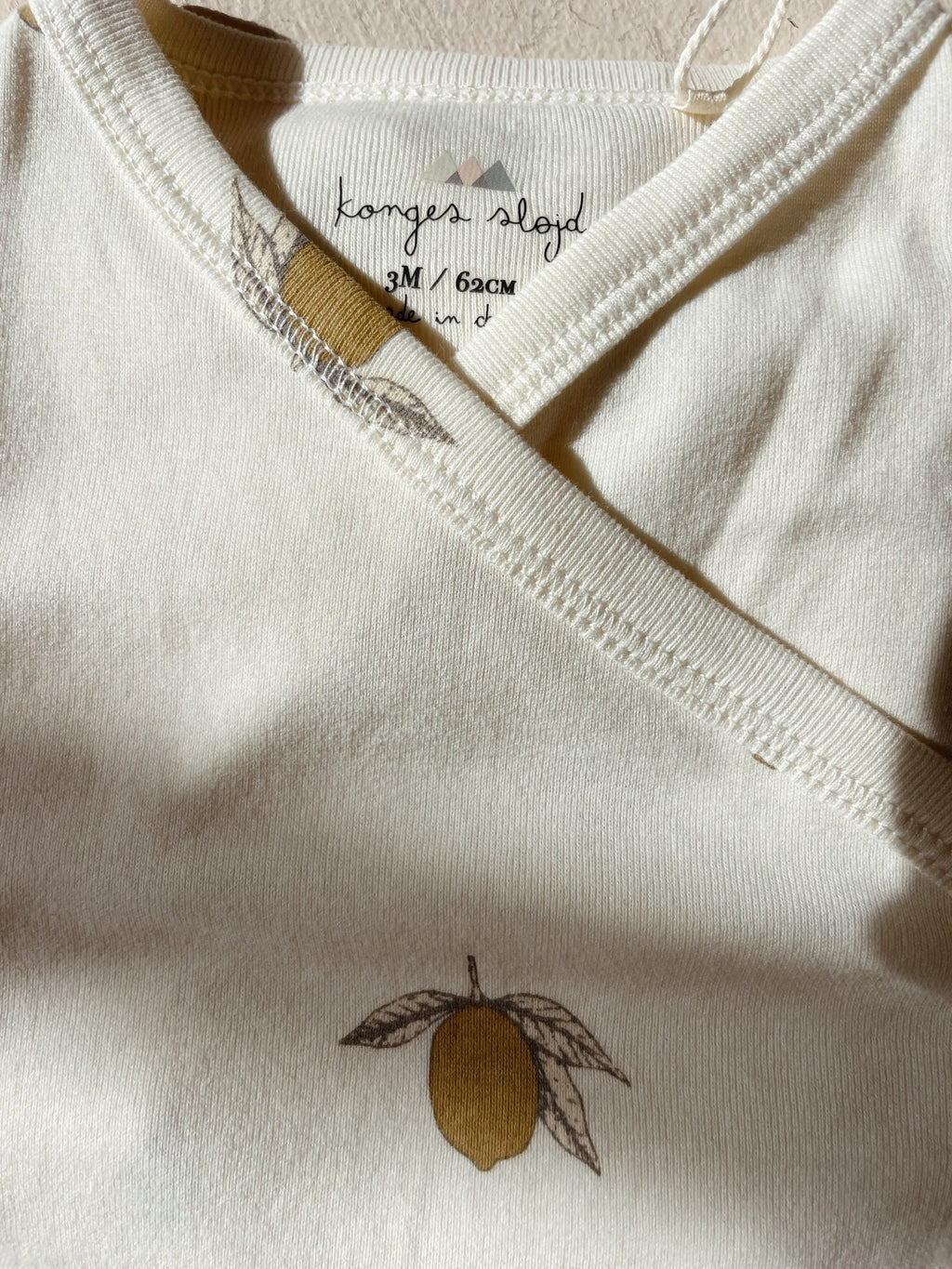 Overslag Romper Lemon - Biologisch Katoen - Newborn body - GOTS Gecertificeerd - Konges Sløjd - close up