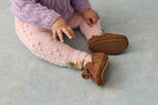 Baby slofjes Samsam - Suède leer - Tan - Louise Misha - productfoto - afbeelding 3