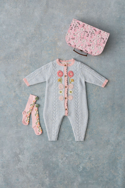 Gebreid babypakje Drillia met bloemen - TENCEL™ & alpaca - Cloud - Louise Misha