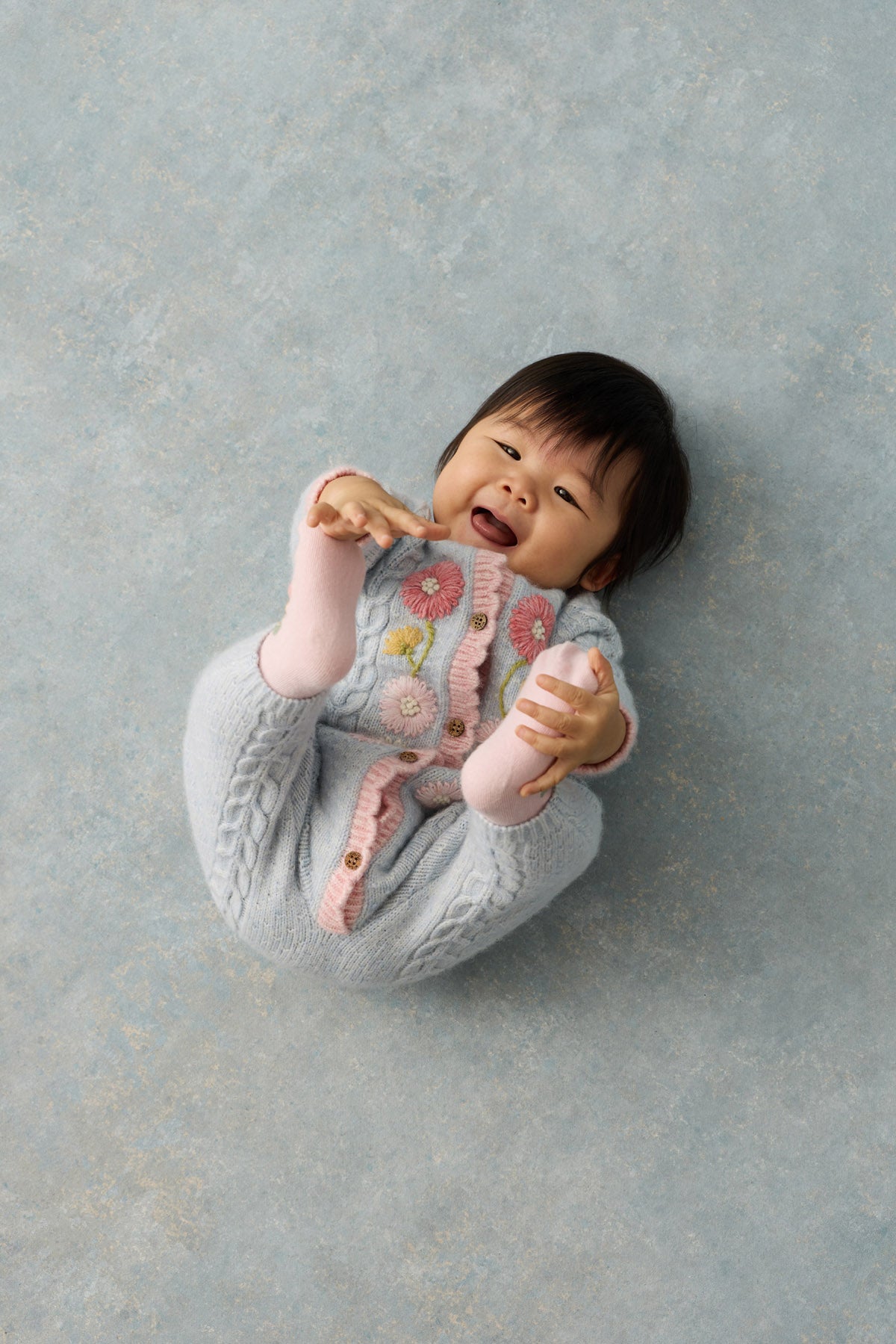 Gebreid babypakje Drillia met bloemen - TENCEL™ & alpaca - Cloud - Louise Misha - productfoto - afbeelding 2