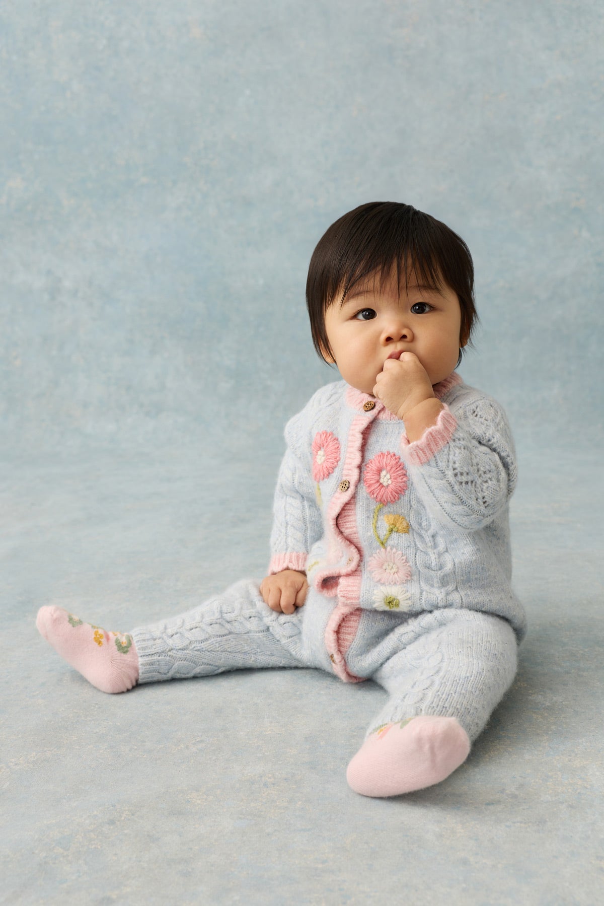 Gebreid babypakje Drillia met bloemen - TENCEL™ & alpaca - Cloud - Louise Misha - productfoto - afbeelding 5