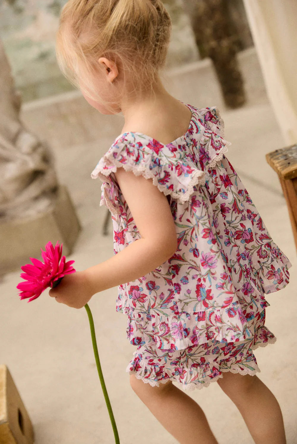 Top zonder mouw - Blouse Inessa - Biologisch katoen - Cream Floral Haven - Louise Misha - productfoto