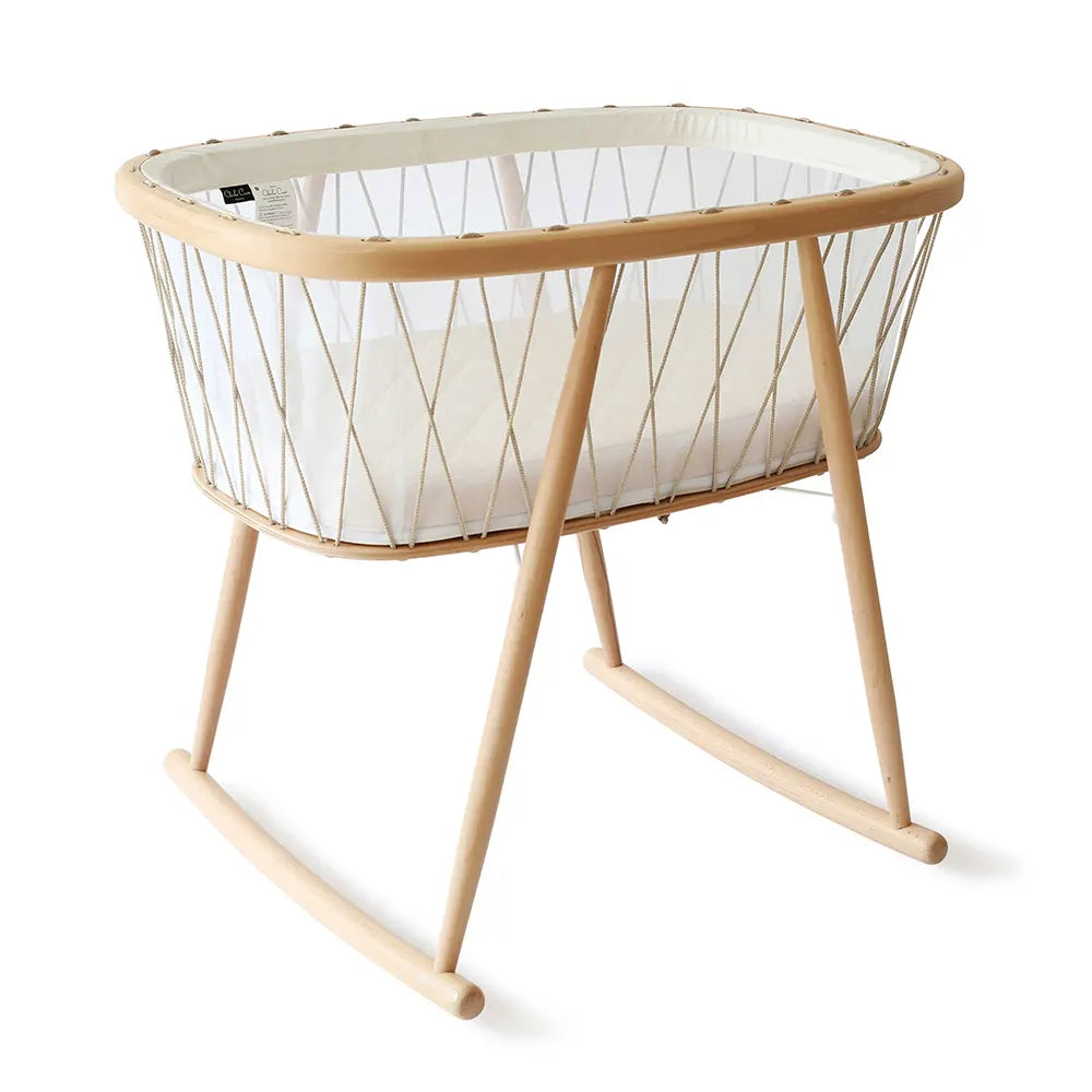 KUMI Wooden Cradle - Schommelend Houten Wiegje - Charlie Crane - productfoto