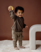 Gebreid baby truitje Nelle - Light Brown - 100% katoen - LEVV Labels - sfeereeld met kind