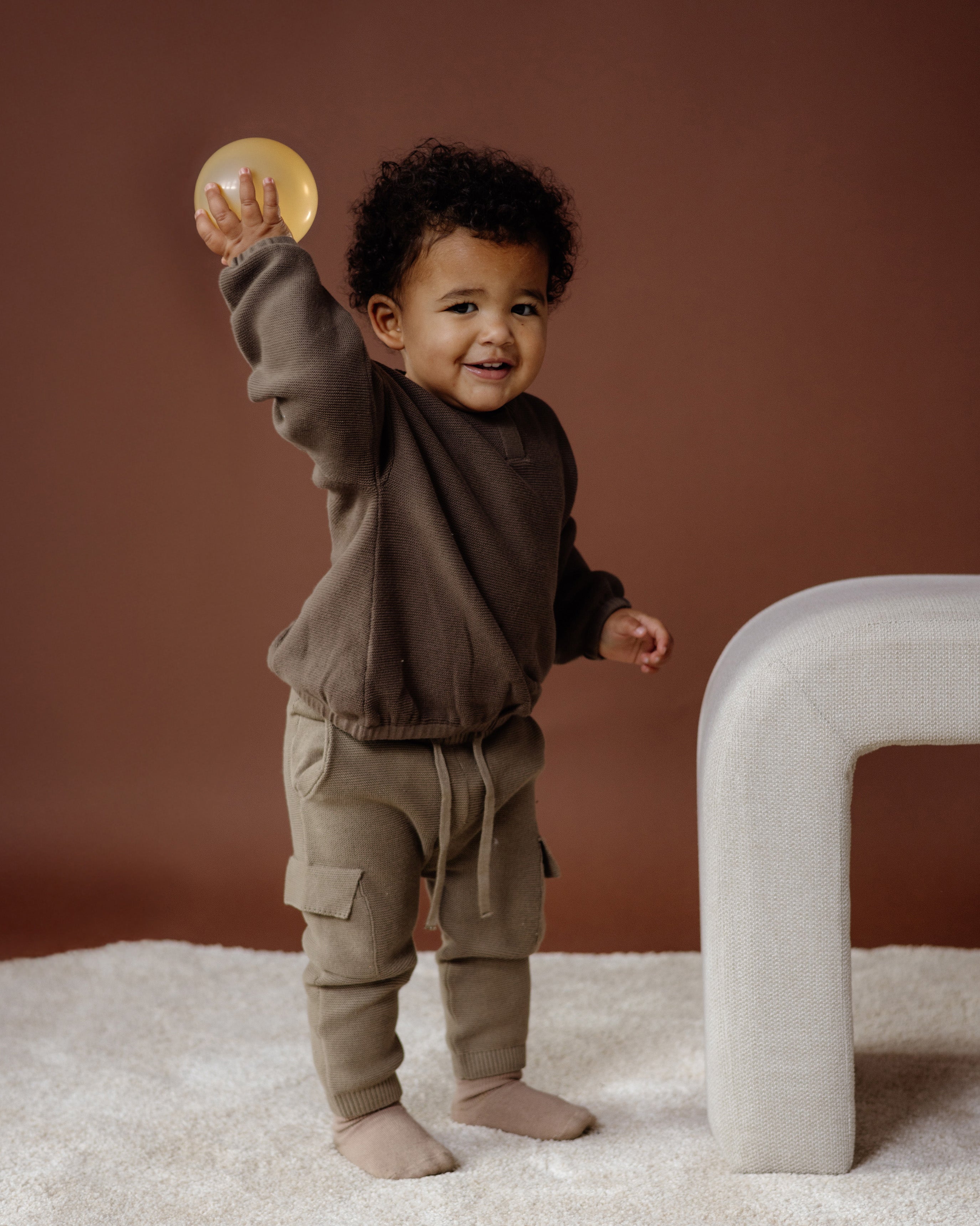 Gebreid baby truitje Nelle - Light Brown - 100% katoen - LEVV Labels - sfeereeld met kind