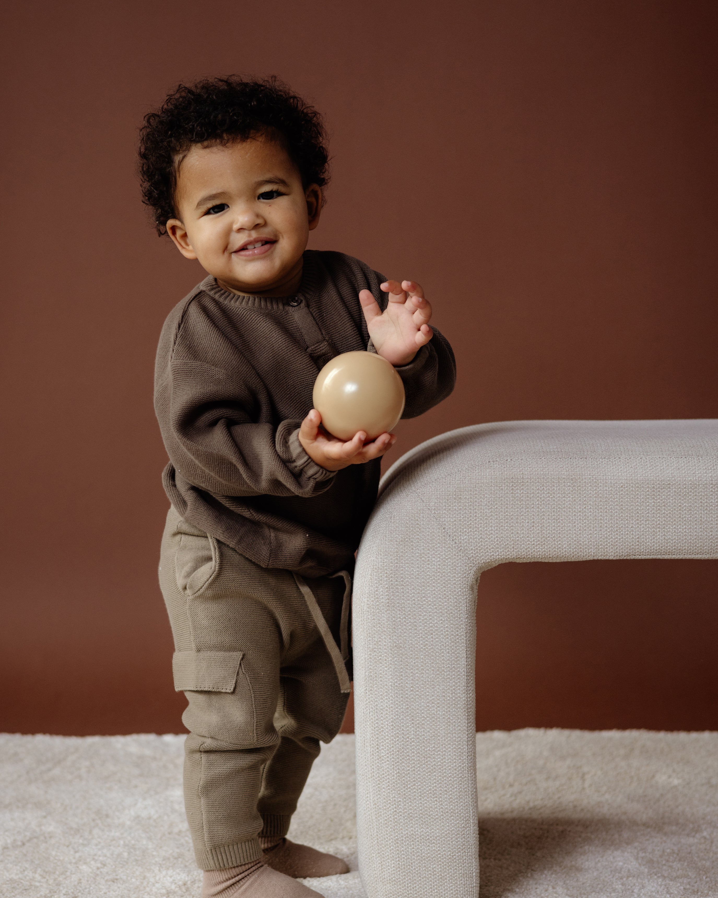 Gebreid baby truitje Nelle - Light Brown - 100% katoen - LEVV Labels - sfeerbeeld met kind