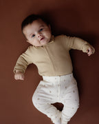 Romper met overhemdkraagje Noud - Beige - 100% katoen - LEVV Labels - met baby