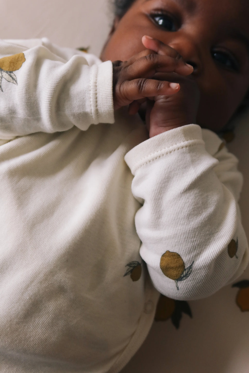 Overslag Romper Lemon - Biologisch Katoen - Newborn body - GOTS Gecertificeerd - Konges Sløjd - met kind