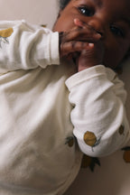 Overslag Romper Lemon - Biologisch Katoen - Newborn body - GOTS Gecertificeerd - Konges Sløjd - met kind