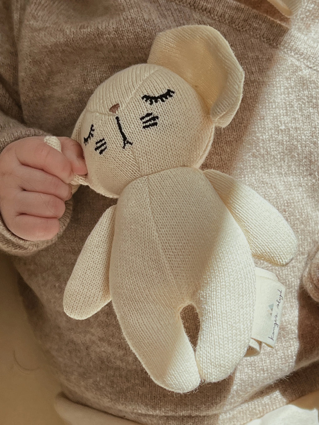 Mini Konijn - Zacht knuffeltje met belletje - Biologisch katoen - Konges Sløjd - sfeerbeeld