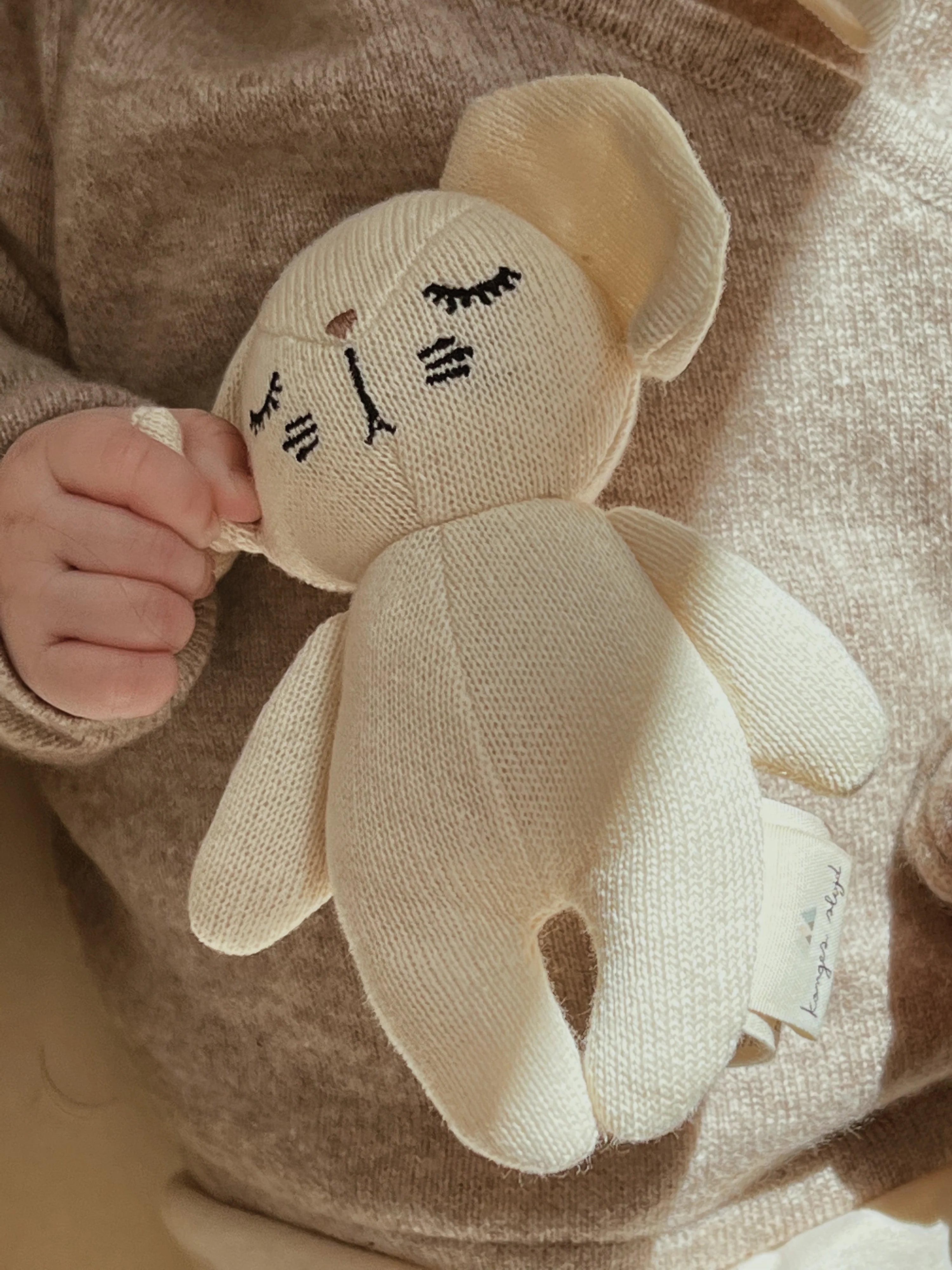 Mini Konijn - Zacht knuffeltje met belletje - Biologisch katoen - Konges Sløjd - sfeerbeeld