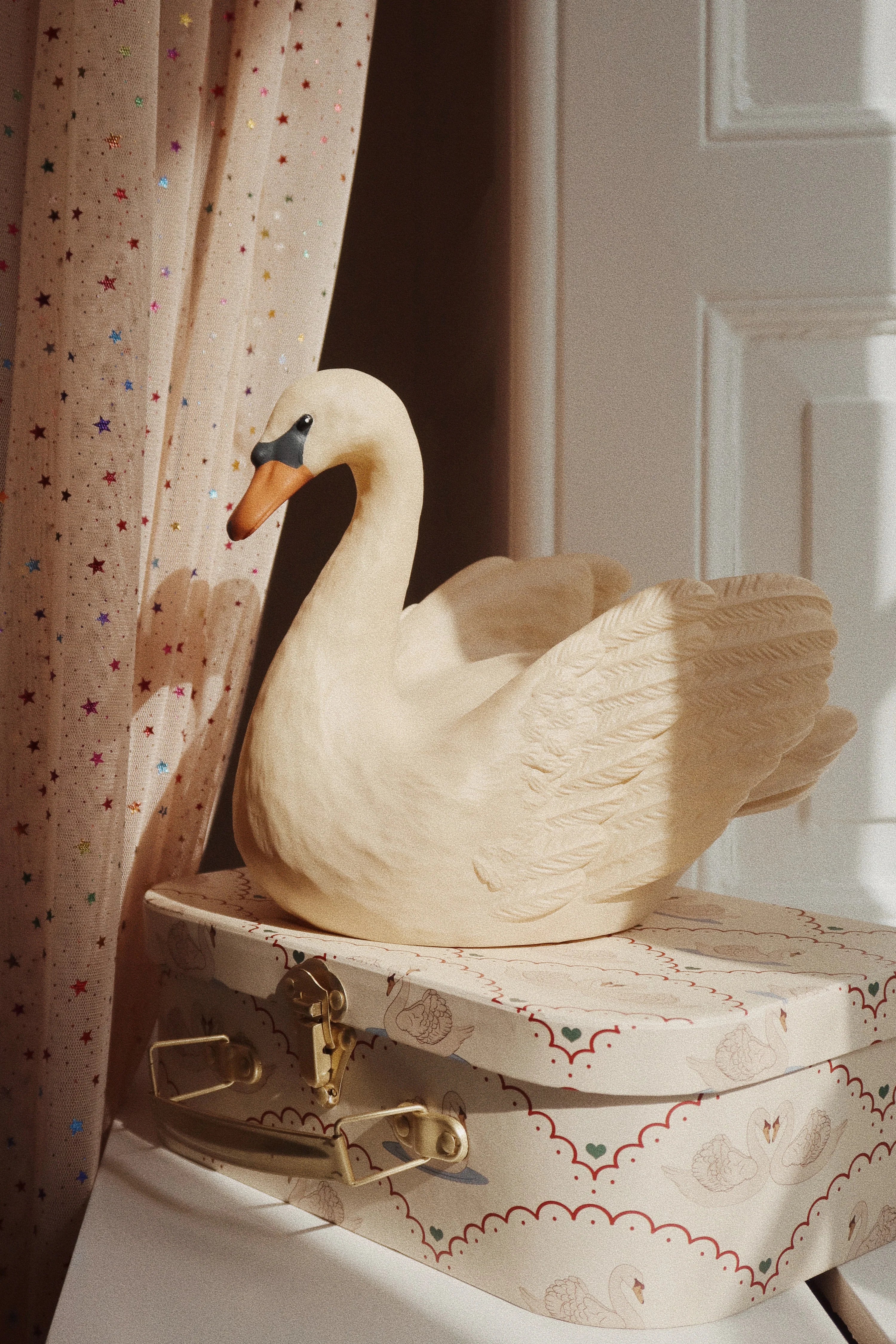 Zwaan Lamp - Beige Nachtlampje voor de baby- en kinderkamer - Konges Sløjd - sfeerbeeld