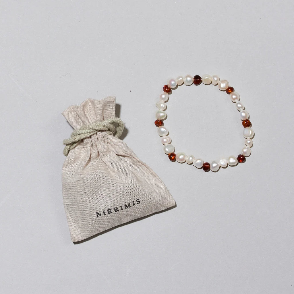 Pearly Caramel Bracelet – Bracelet pour femme avec perles d'eau douce et ambre caramel – Nirrimis