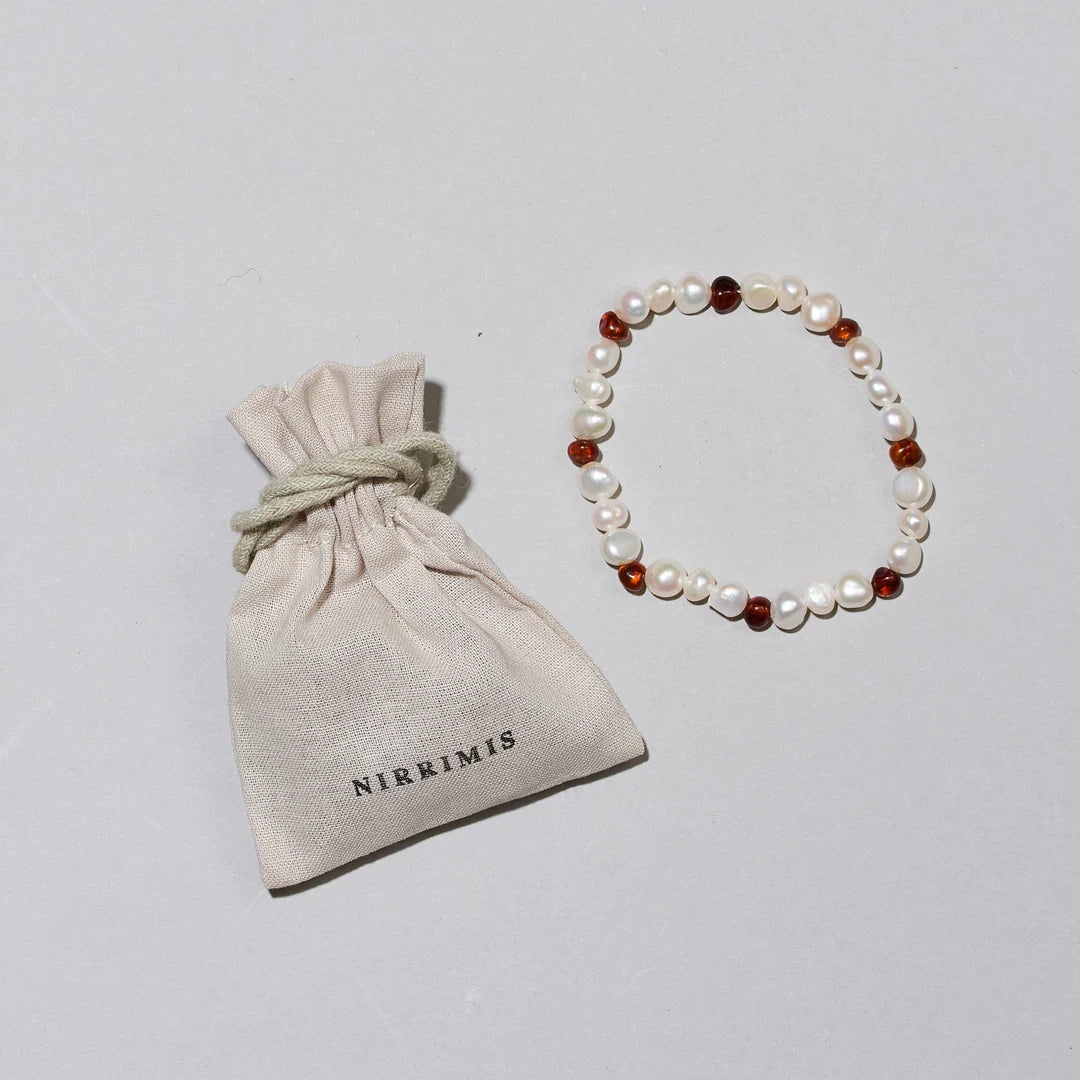 Pearly Caramel Bracelet – Damenarmband mit Süßwasserperlen und karamellfarbenem Bernstein – Nirrimis