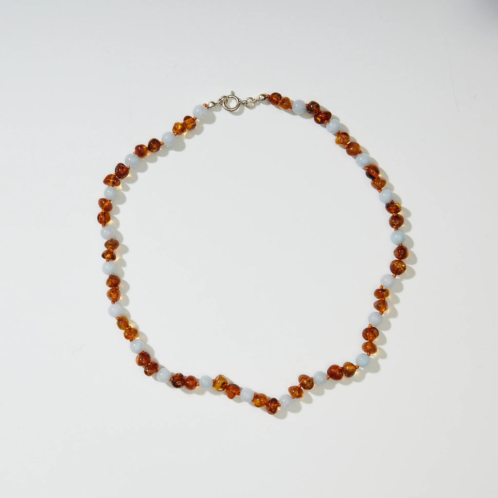 Regn Adult Necklace – Damesketting van caramel barnsteen en blauwe aquamarijn – Nirrimis