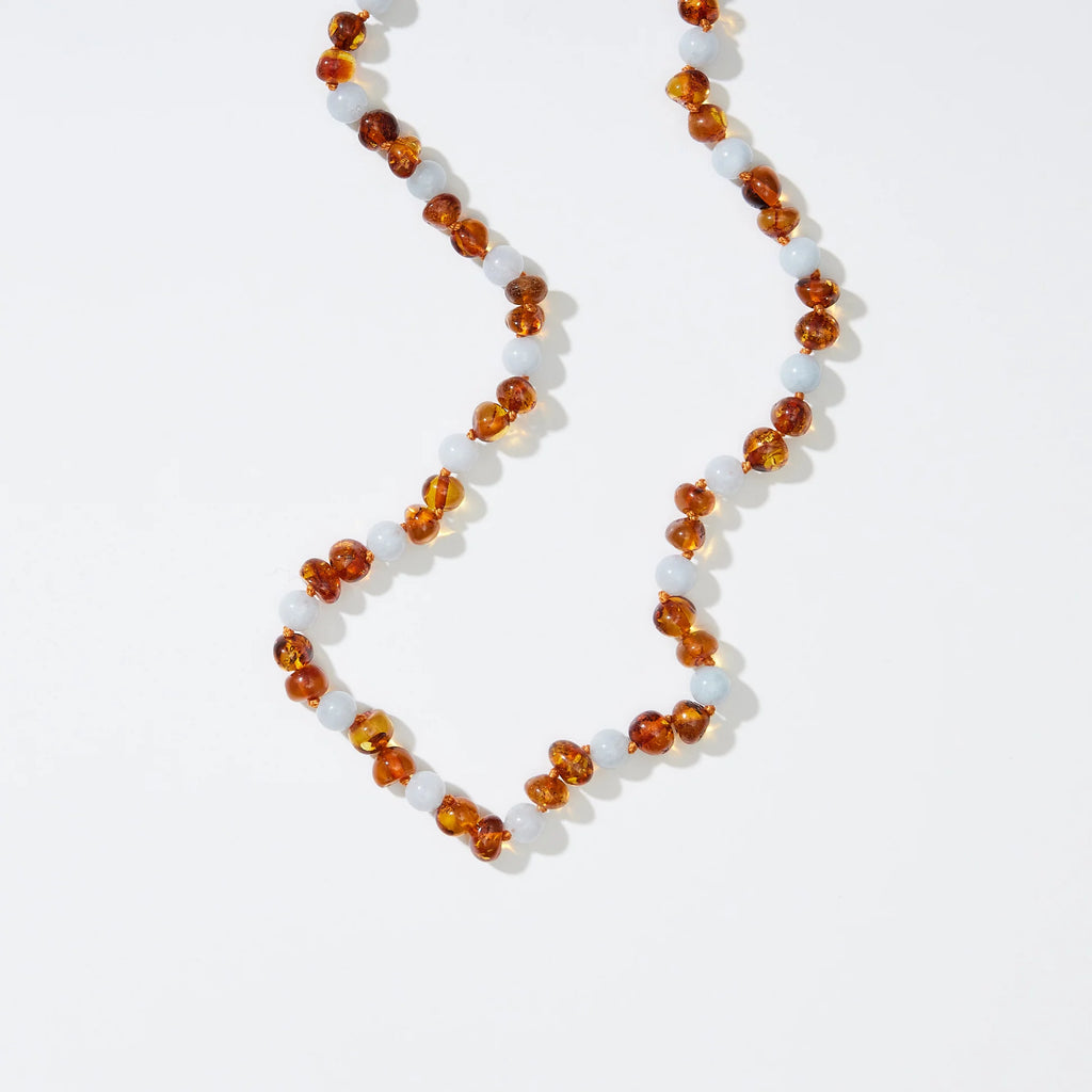 Regn Adult Necklace – Damesketting van caramel barnsteen en blauwe aquamarijn – Nirrimis