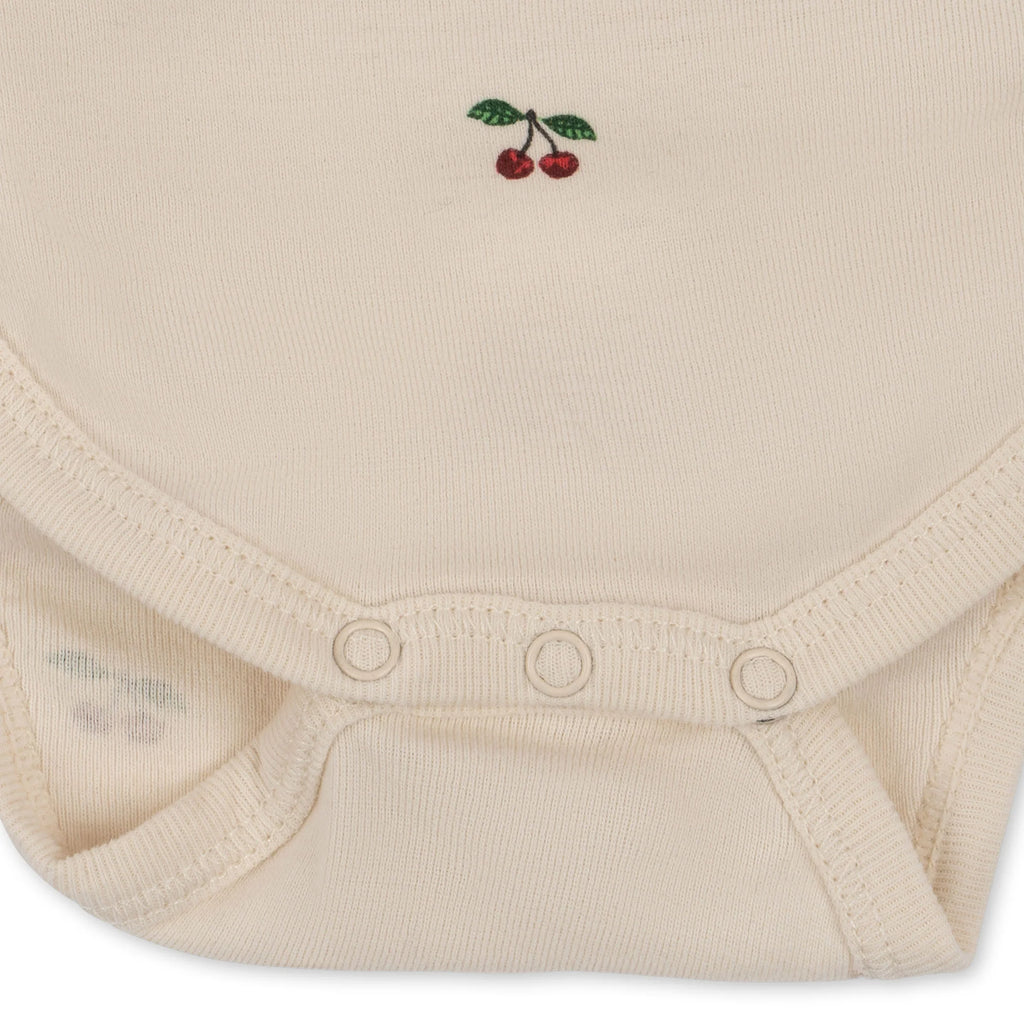Minnie Romper - Amour Rouge met Rode Hartjes - Pointelle - Biologisch Katoen - GOTS - Konges Sløjd - close up