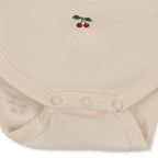 Minnie Romper - Amour Rouge met Rode Hartjes - Pointelle - Biologisch Katoen - GOTS - Konges Sløjd - close up