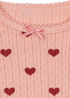 Minnie Romper - Amour Rouge met Rode Hartjes - Pointelle - Biologisch Katoen - GOTS - Konges Sløjd - close  up