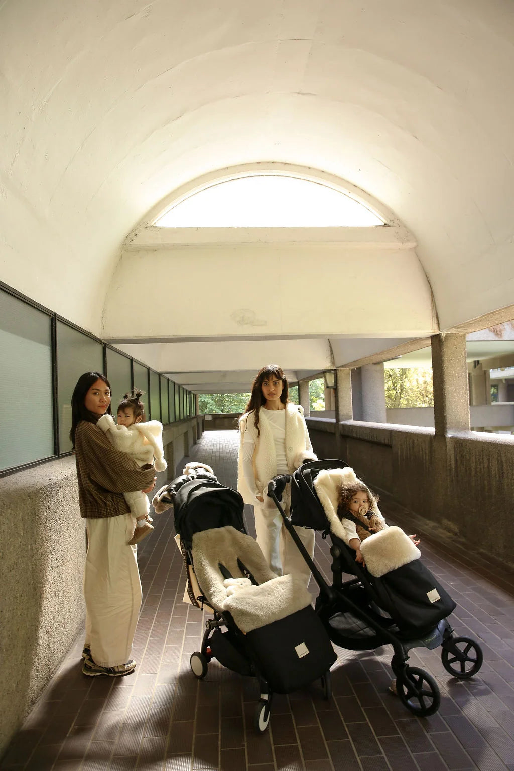 Toast Puffmuff – Luxus-Kinderwagenfußsack aus Merino-Lammfell – BINIBAMBA