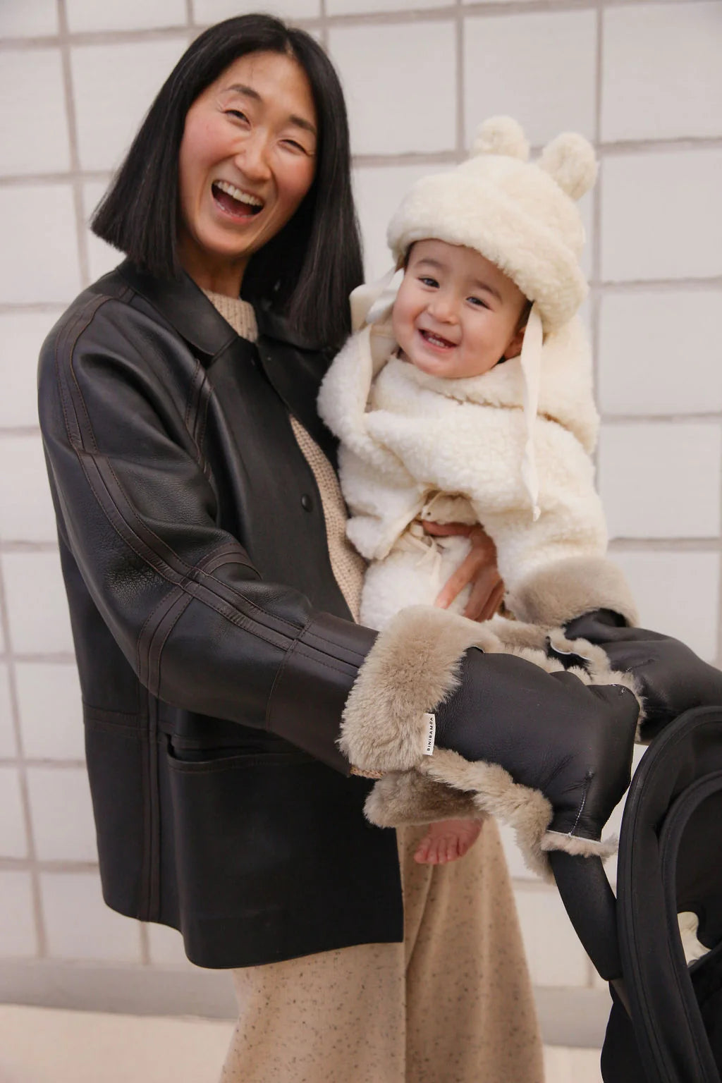 Pram mittens of Merino sheepskin - Noir + Toast - BINIBAMBA